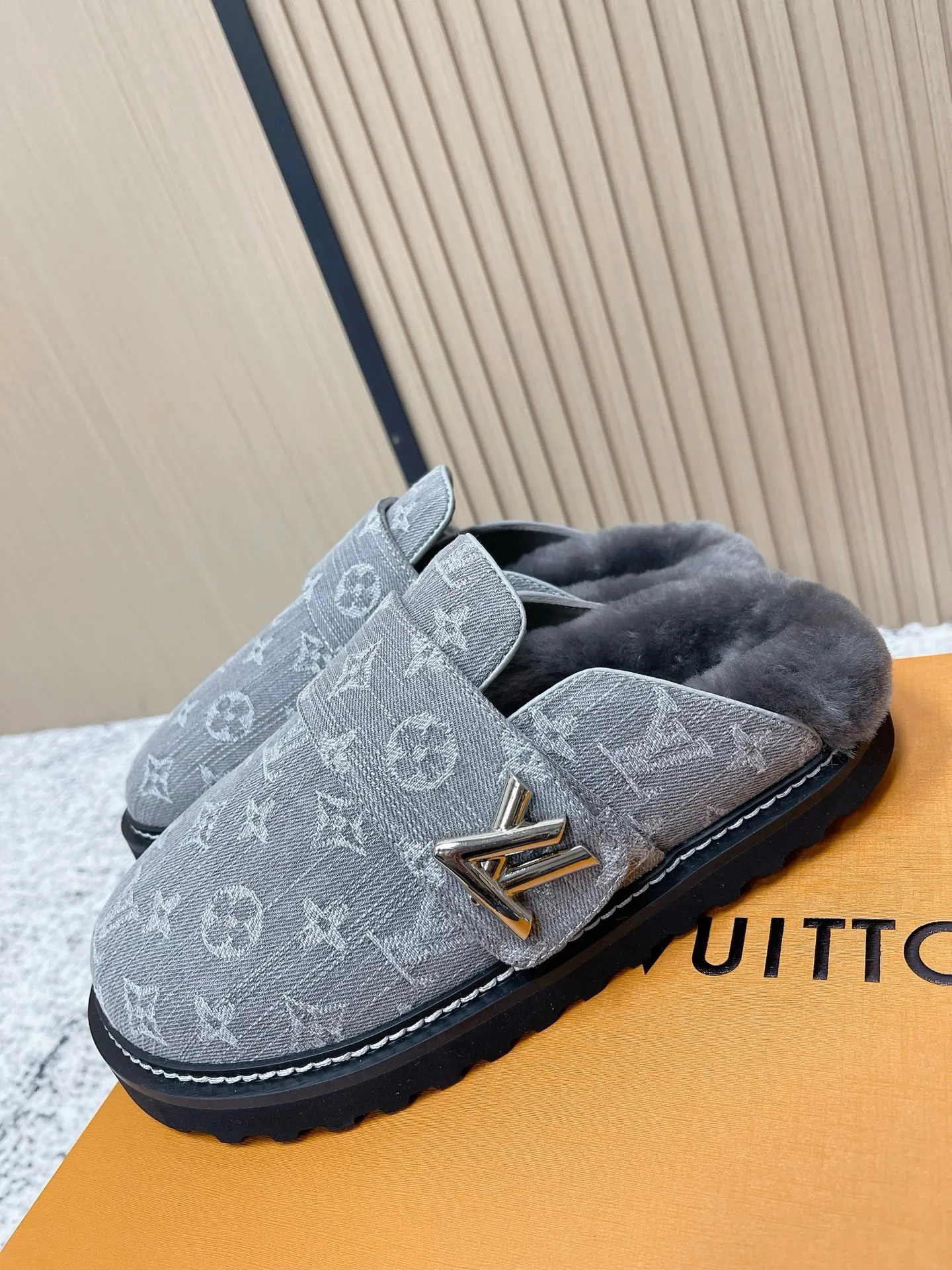 [L Home] P: 500💰 Size: 35-46 (female 40.41, male 45 46 custom-made) Top version Louis vuitton Lv top version LV couple's wool slippers New couple's Birkenstock slippers Cute and loveable, the foot feel is not too good Simple and high-end Sling-hee design Ready to wear and go Good news for lazy people Upper imported cowhide/imported old floral cloth Original hardware buckle, original molded high-density foam outsole Fabric: Yangjing/classic jacquard fabric Lining: imported wool lining Sole: original foam combination sole